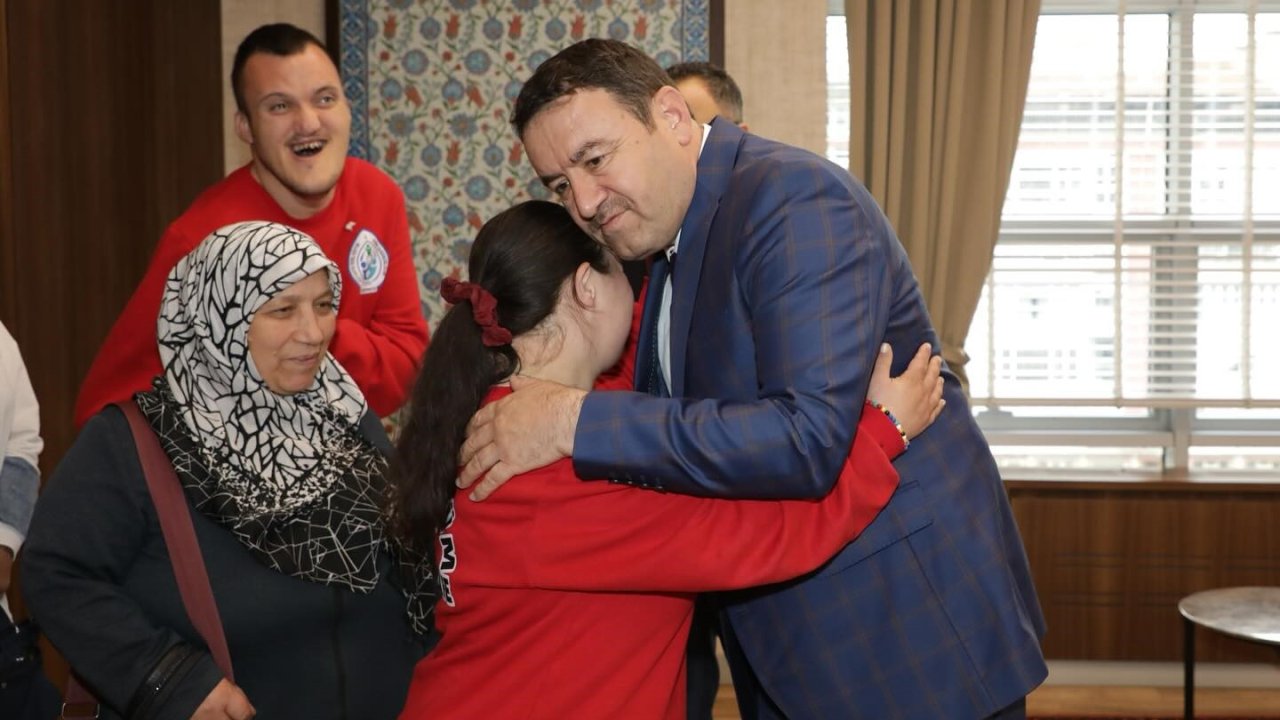 Kütahya Valisi Işın, Down Sendromlu çocuklar ve ailelerini kabul etti