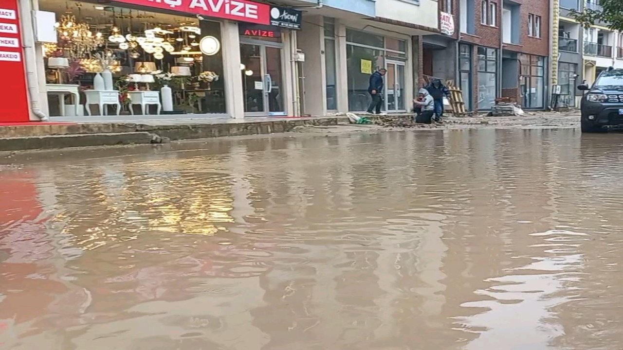 Edirne’de cadde ve sokaklar sular altında kaldı, vatandaşlar ellerinde kovalarla su tahliyesi yaptı