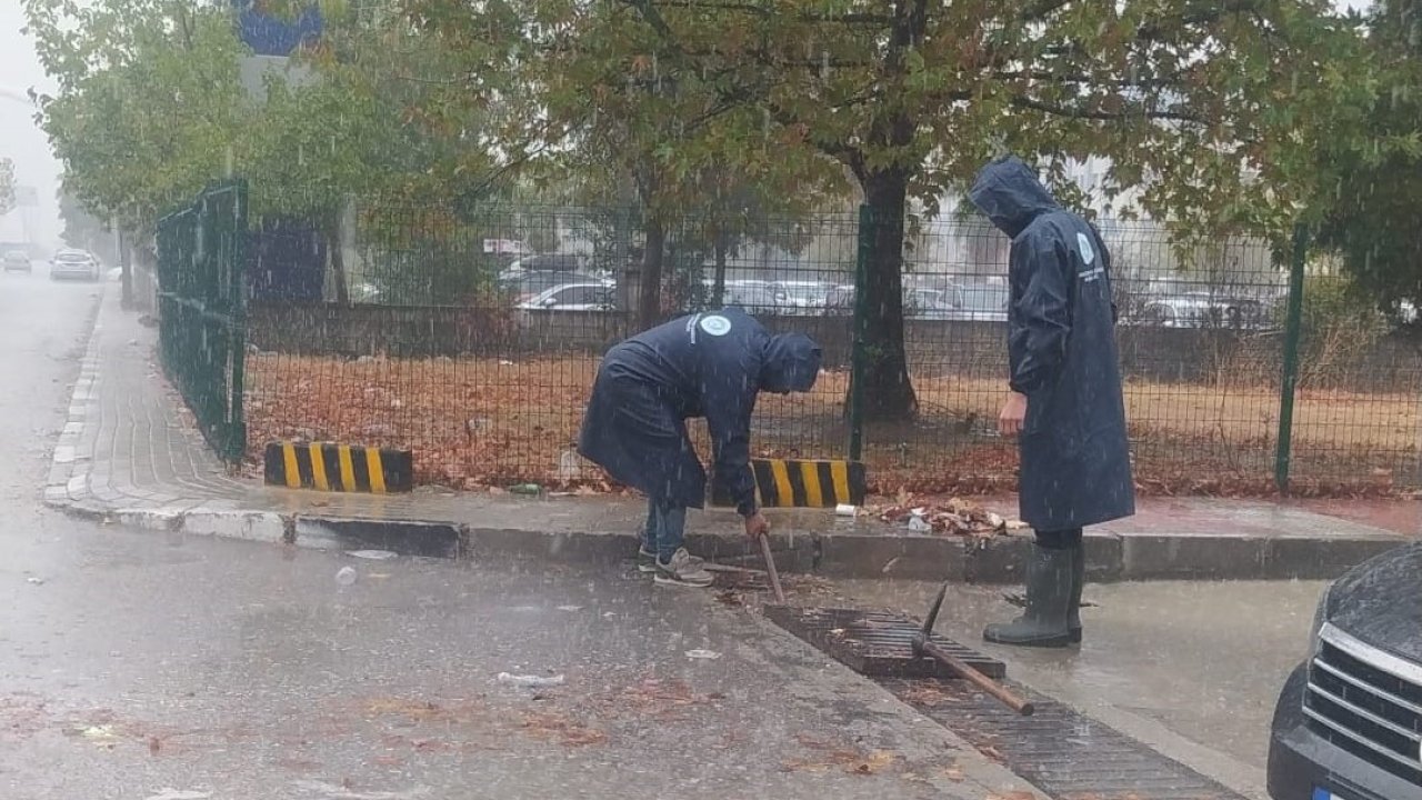 Manisa Büyükşehir ve MASKİ ekipleri yağmur için sahada