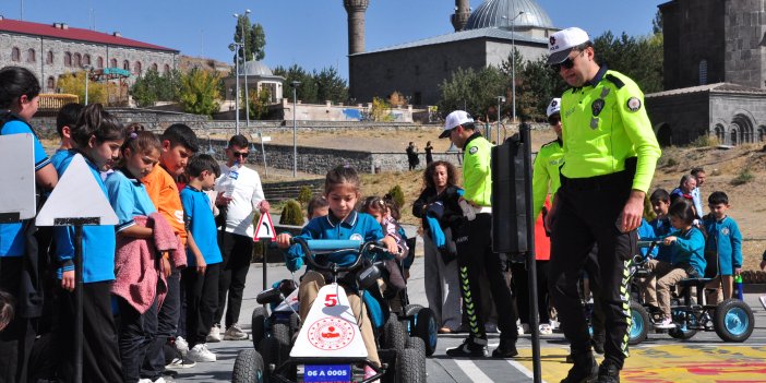 Trafik Eğitim TIR'ı Kars'ta öğrencilerle buluştu