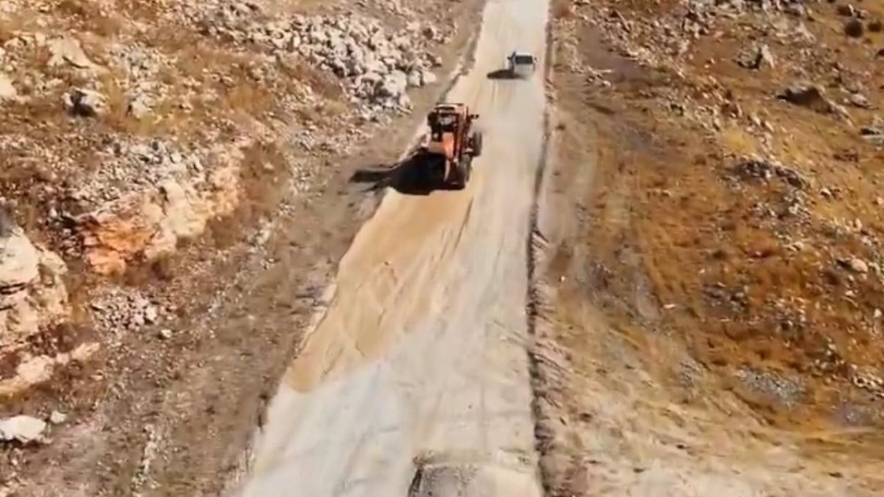 Eğil Belediyesi yol çalışmaları ile vatandaşa konforlu seyahat sağlıyor