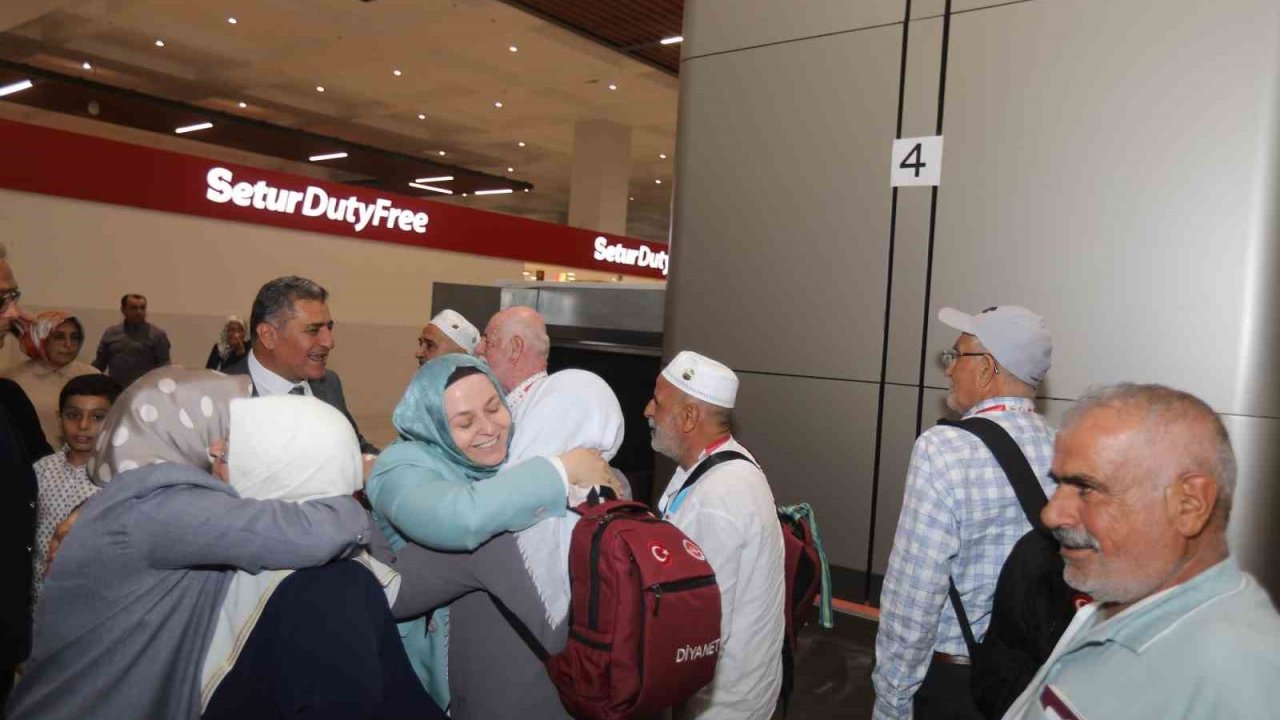 Umrelerini tamamlayan 300 kişilik ilk kafile yurda döndü