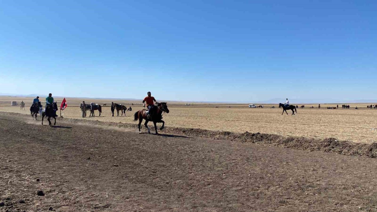 Arpaçay’da 4. Geleneksel Rahvan At Yarışları yapıldı
