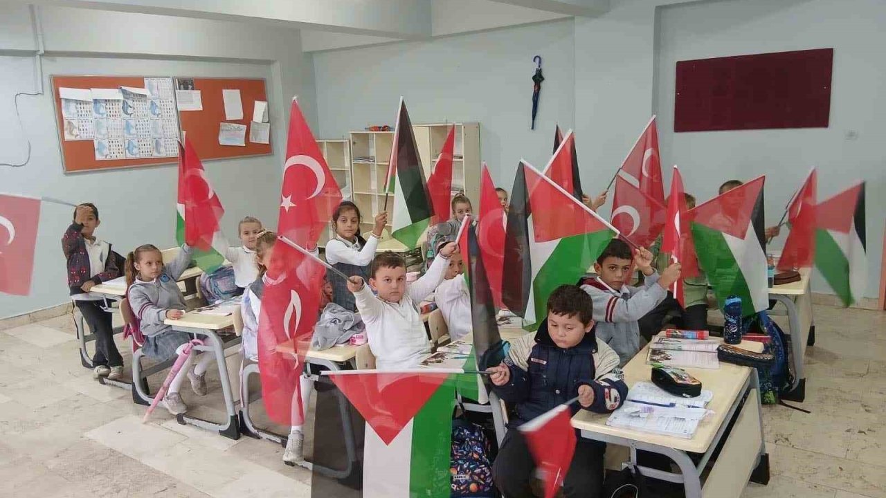 Balıkesir okullarında öğrencilerden Filistin’e destek