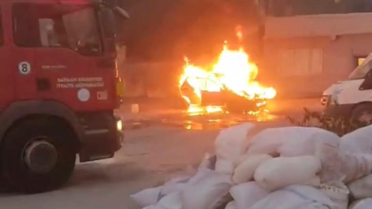 Batman’da park halindeki otomobil alev aldı