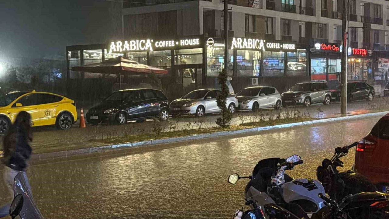 Düzce’de şiddetli yağış sokakları göle çevirdi