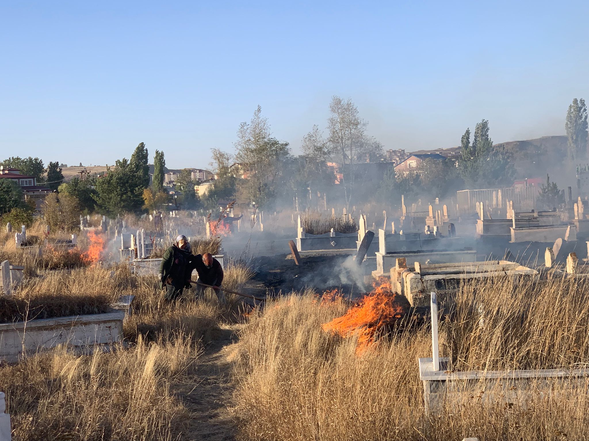 Kars’ta mezarlık alanında örtü yangını çıktı