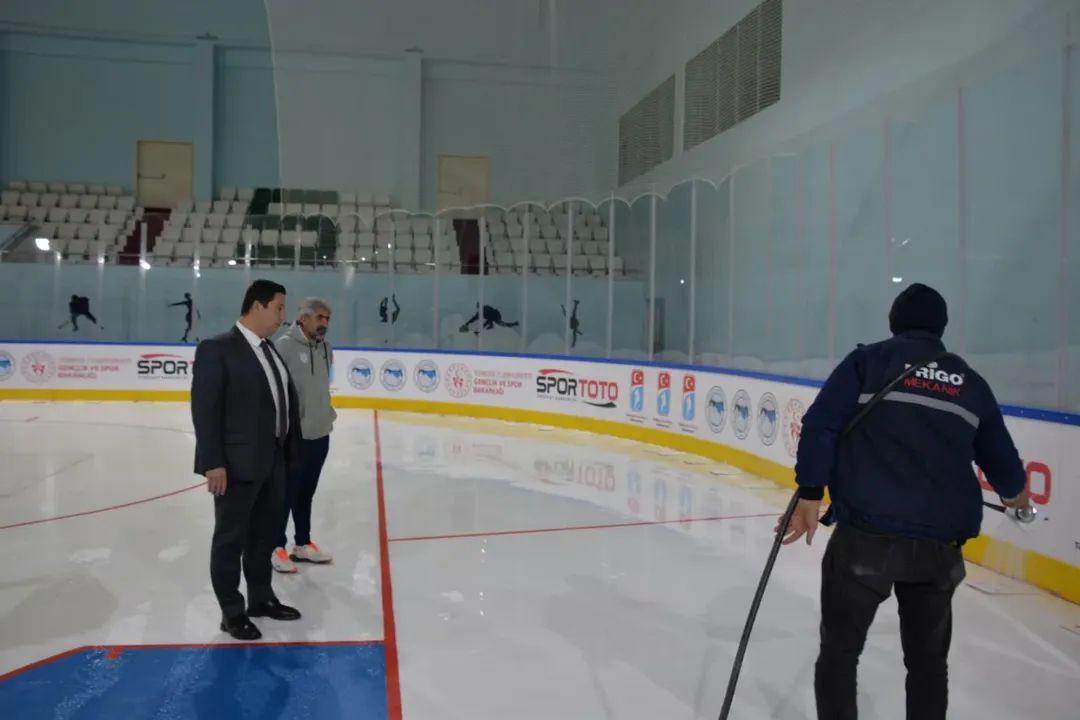 Kars Buz Pistinde Tadilat Çalışması yapılıyor