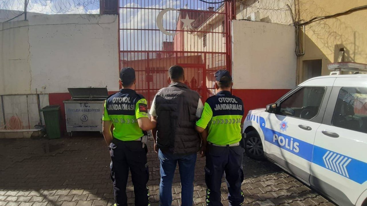 Aranan şahıs otoyol jandarmasına takıldı