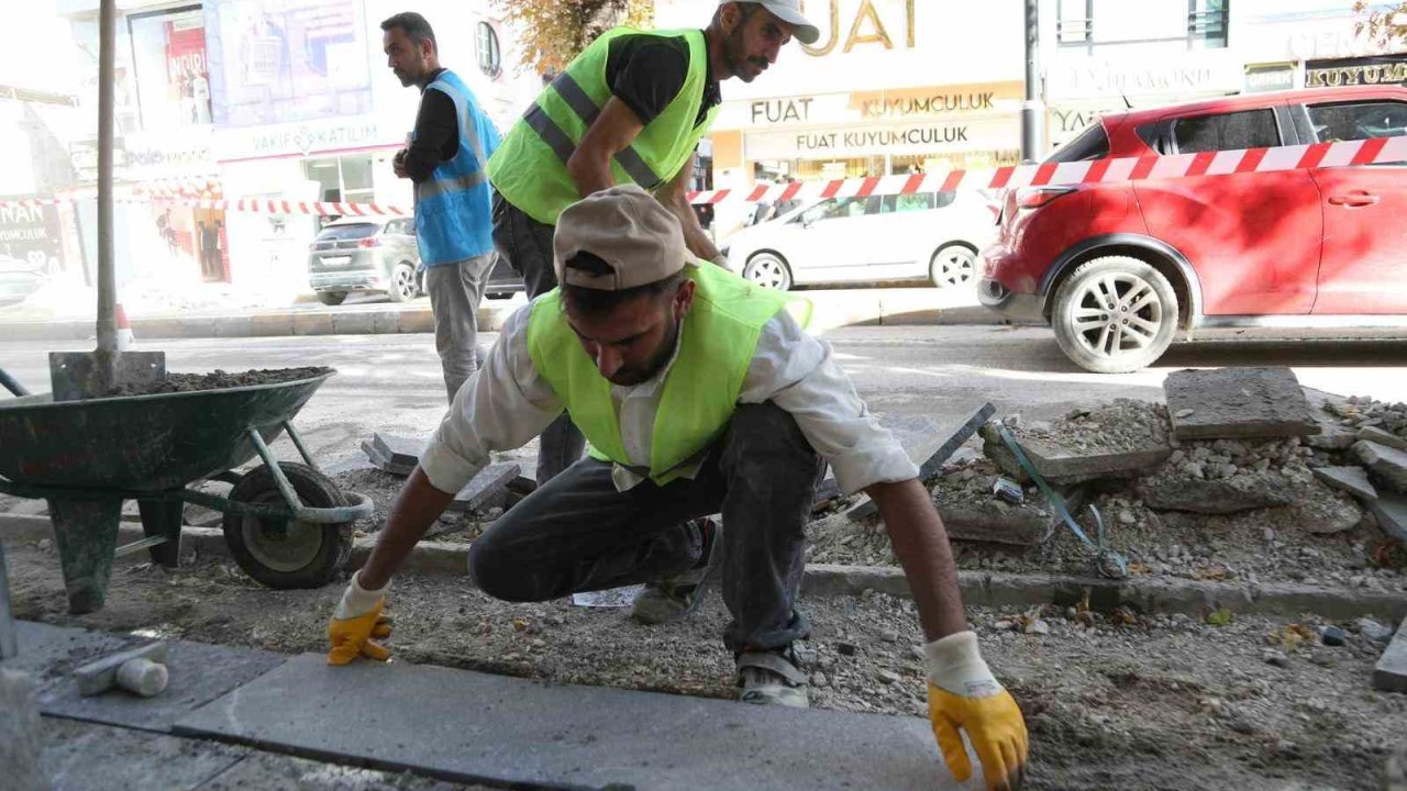 Cumhuriyet Caddesi’nde kaldırımlar yenileniyor