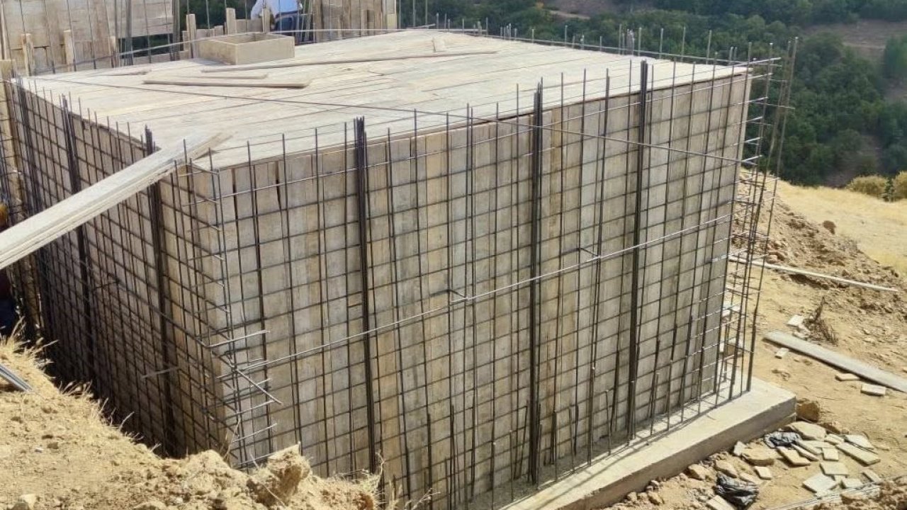 İçmeler köyünde içme suyu deposu yapım çalışmaları sürüyor