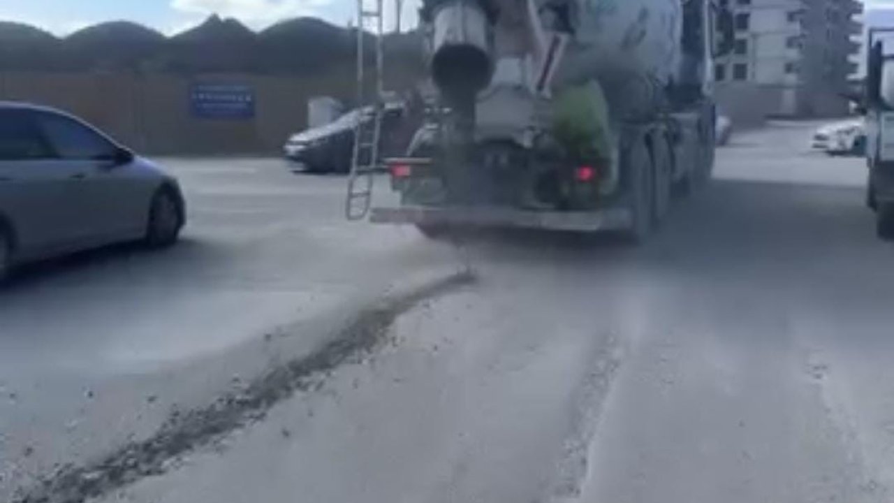 Seyir halindeki mikserin yola beton döktüğü anlar kamerada