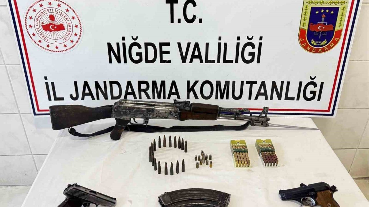 Niğde’de ruhsatsız silah operasyonu: Kaleşnikof ve tabancalar ele geçirildi