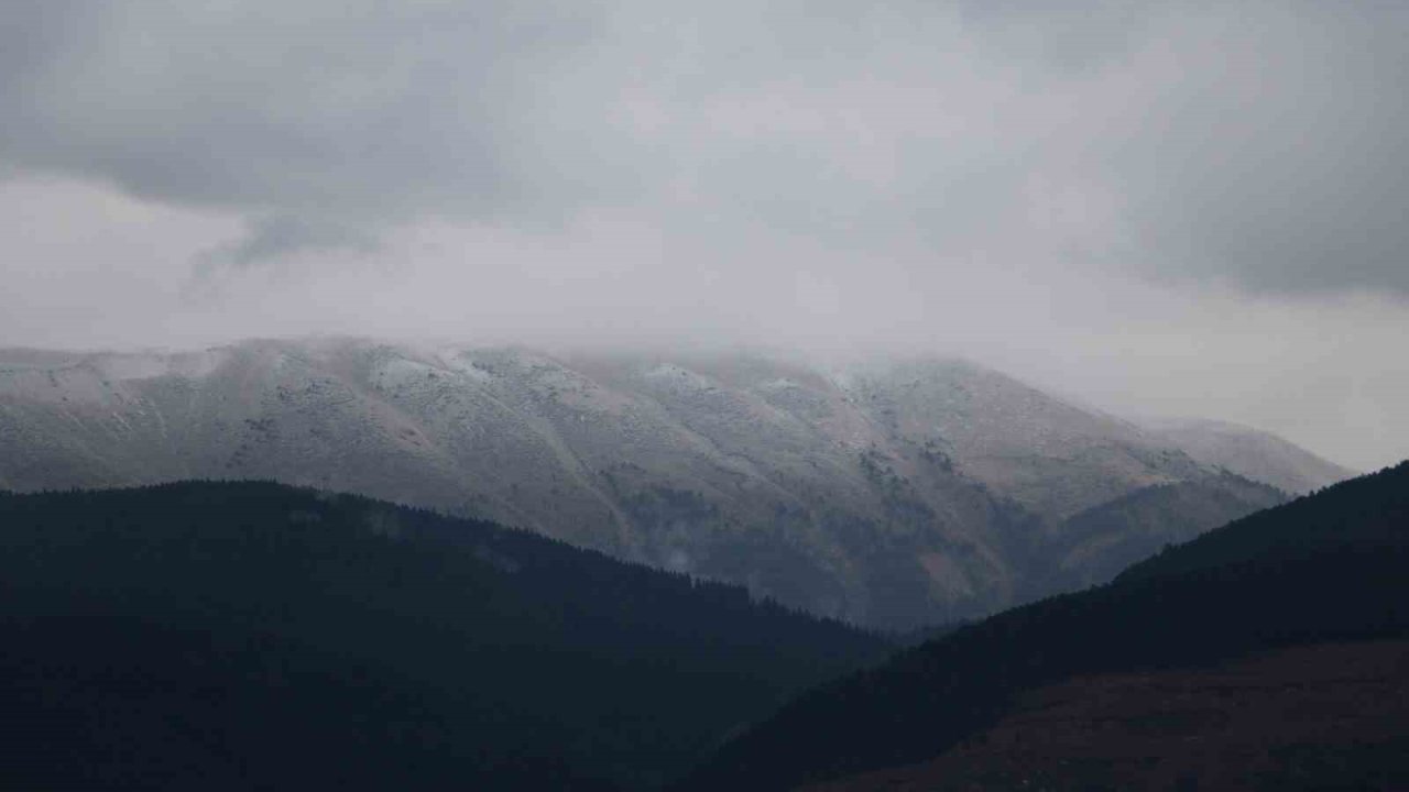 Ilgaz Dağı mevsimin ilk karı ile beyaza büründü