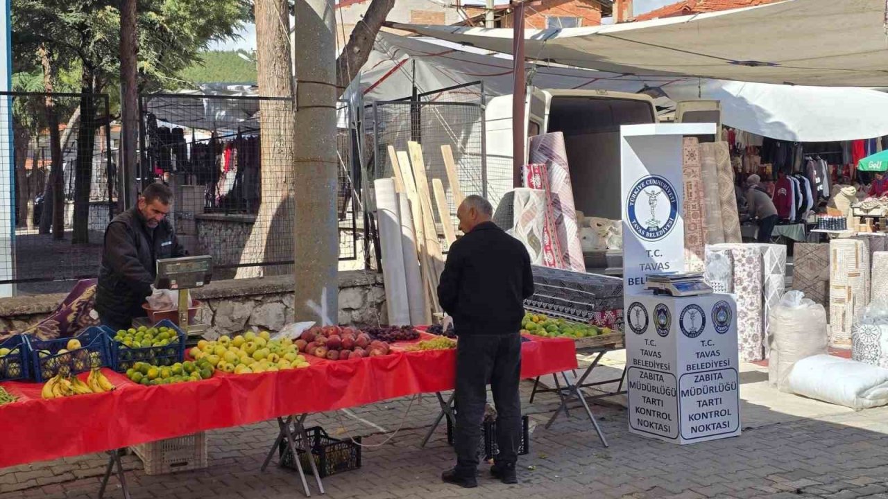 Tavas Belediyesi güvenilir alışverişi için pazaryerlerinde tartıları kontrol etti