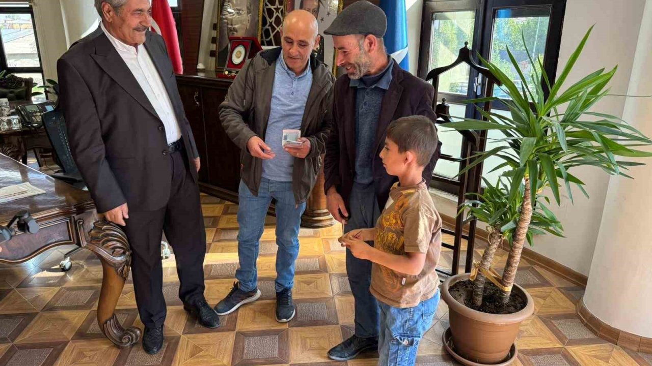 Temizlik personeli buldu, başkan teslim etti: İşçinin dürüstlüğü takdir topladı