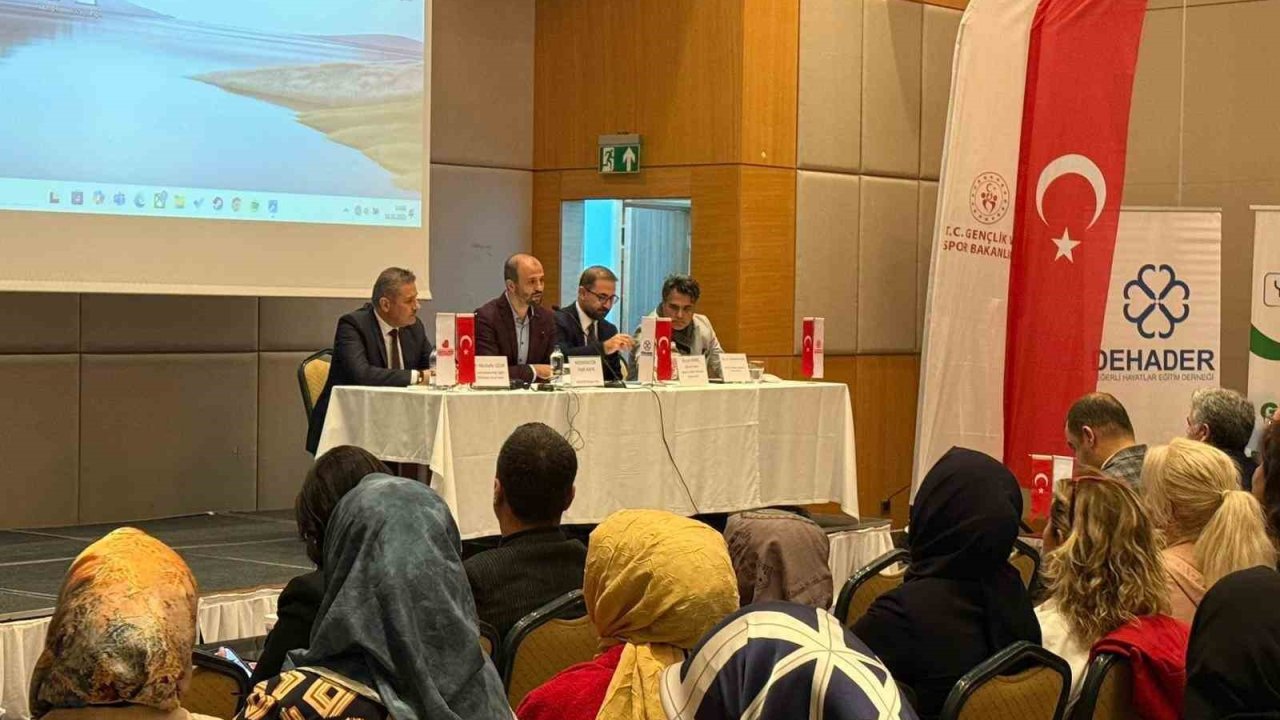 Afetten etkilenen gençler için ’Aile ve Medya Bilinci’ paneli düzenlendi