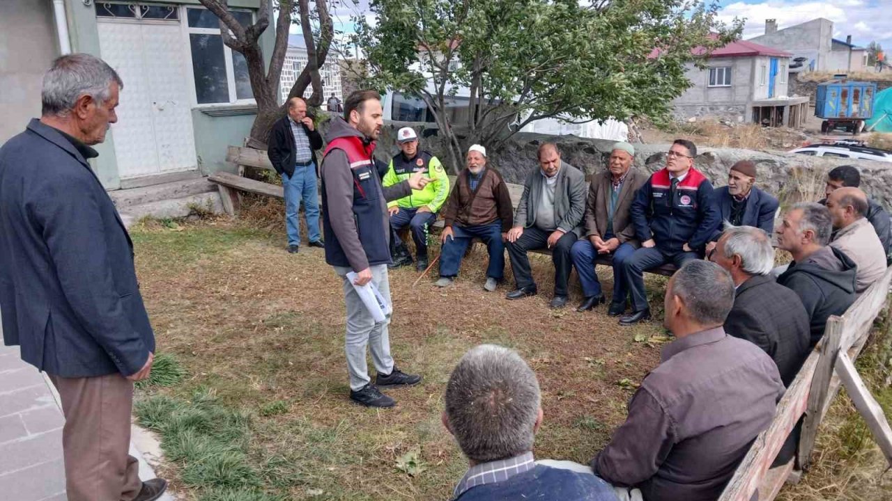 Kars’ta çiftçiler kuraklık, iklim değişikliği ve genel tarım sayımı hakkında bilgilendirildi