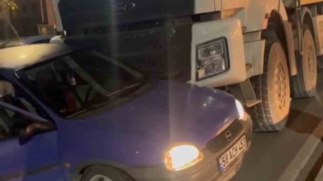 Sivas’ta seyir halindeki kamyon otomobile çarptı