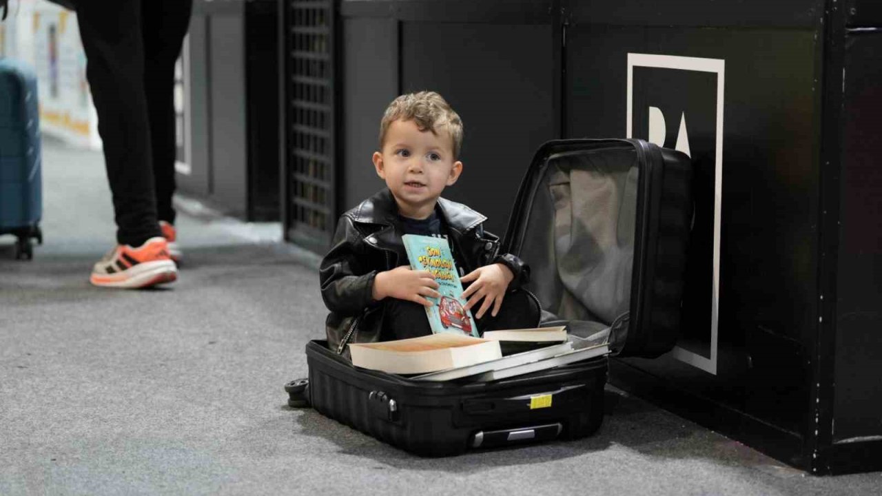 Fuardan valiz dolusu kitapla çıkıyorlar