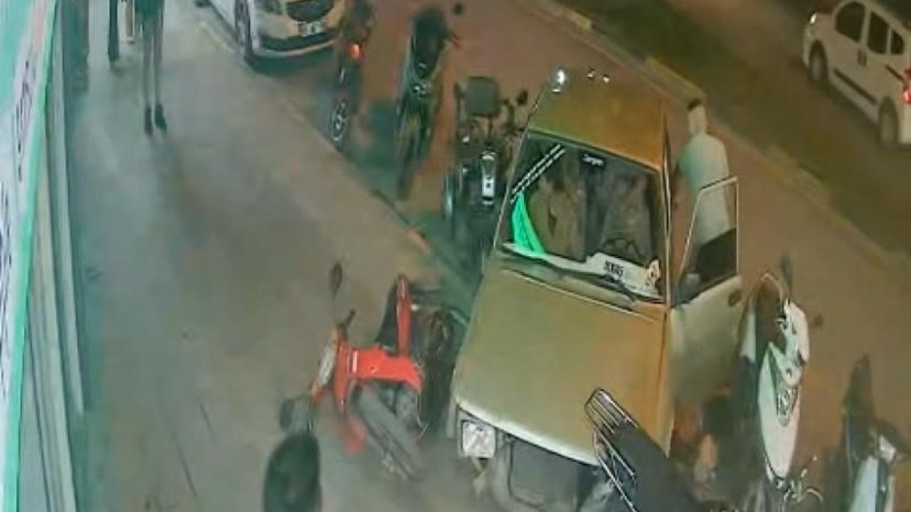 Kaza yaptıkları aracı bırakıp kaçtılar: Kaza anı güvenlik kamerasında