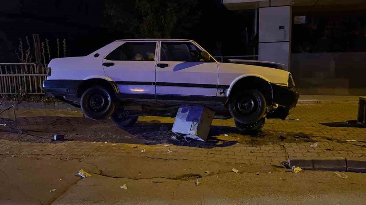 Otomobil trafoya çıktı: Sürücü yara almadan kurtuldu