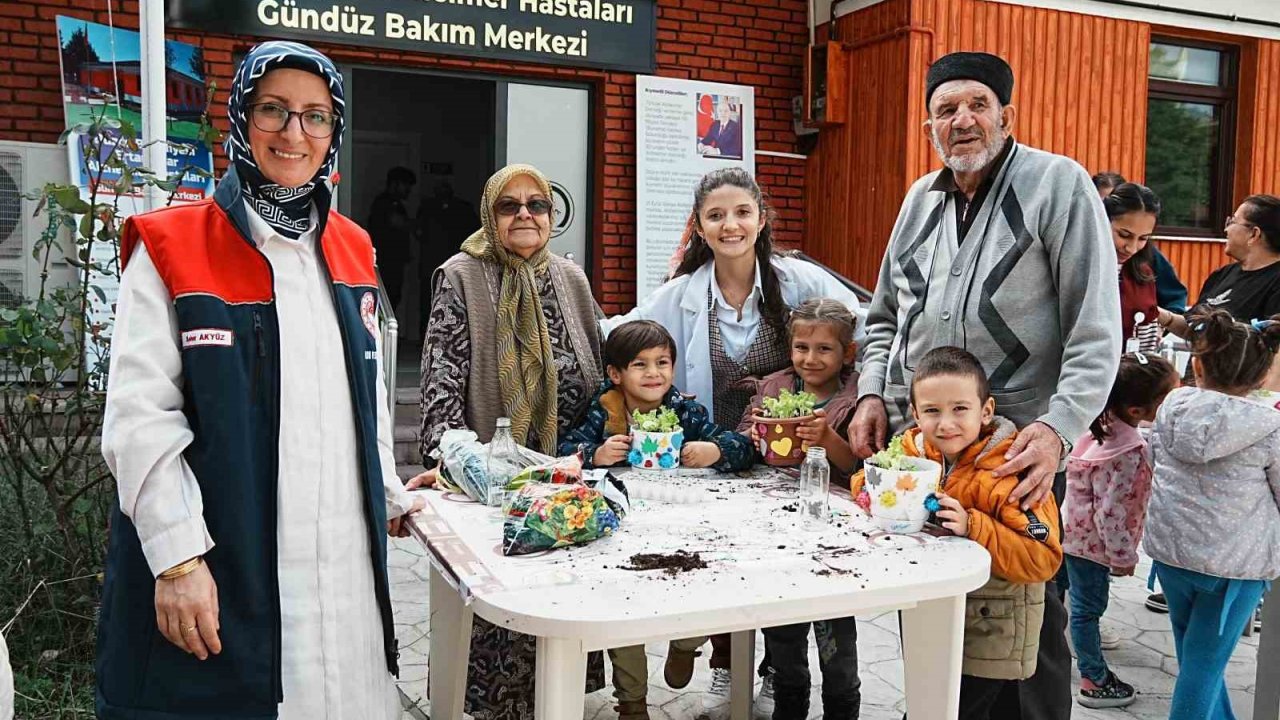 Minikler ve büyükler marul fidesi dikti
