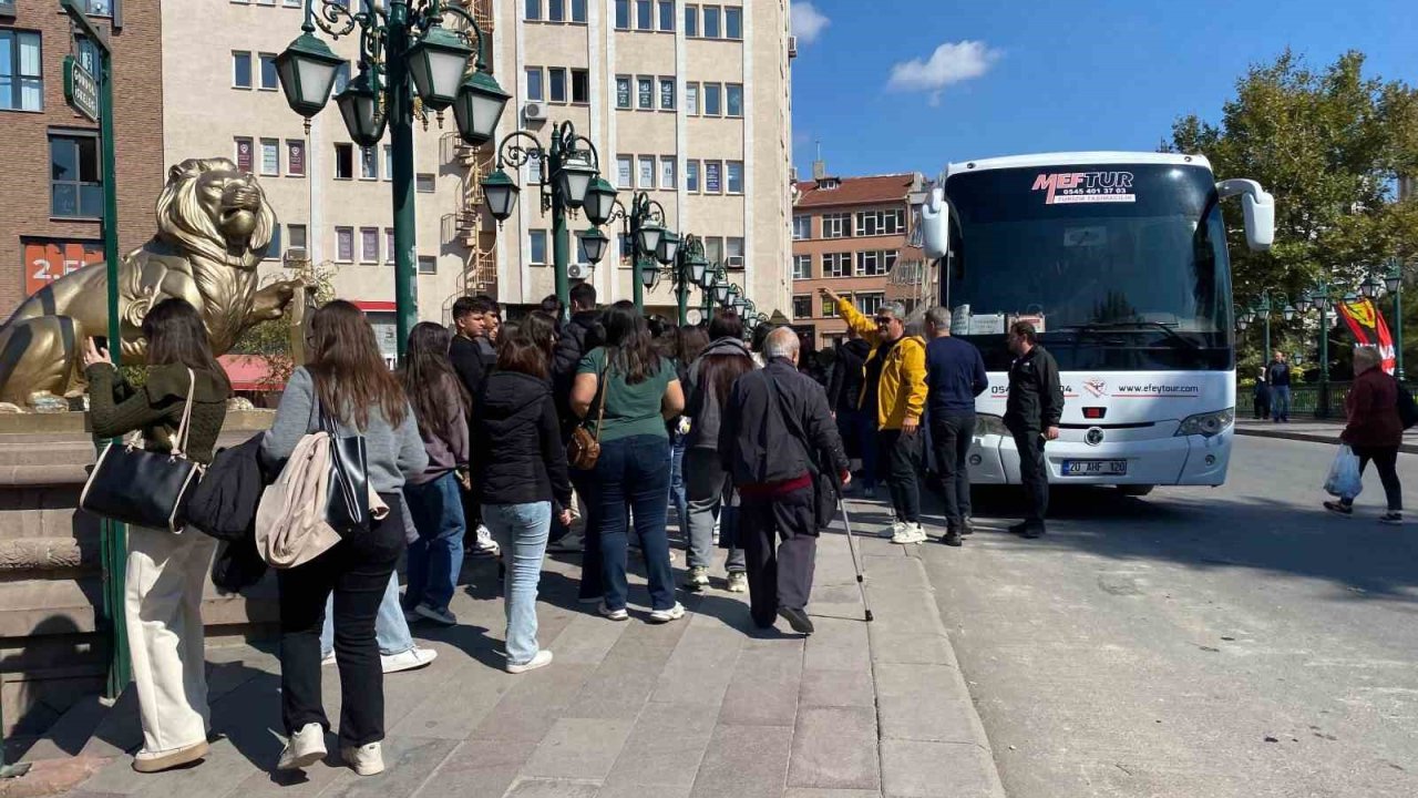 Havaların soğumasına rağmen Eskişehir’e ilgi sürüyor