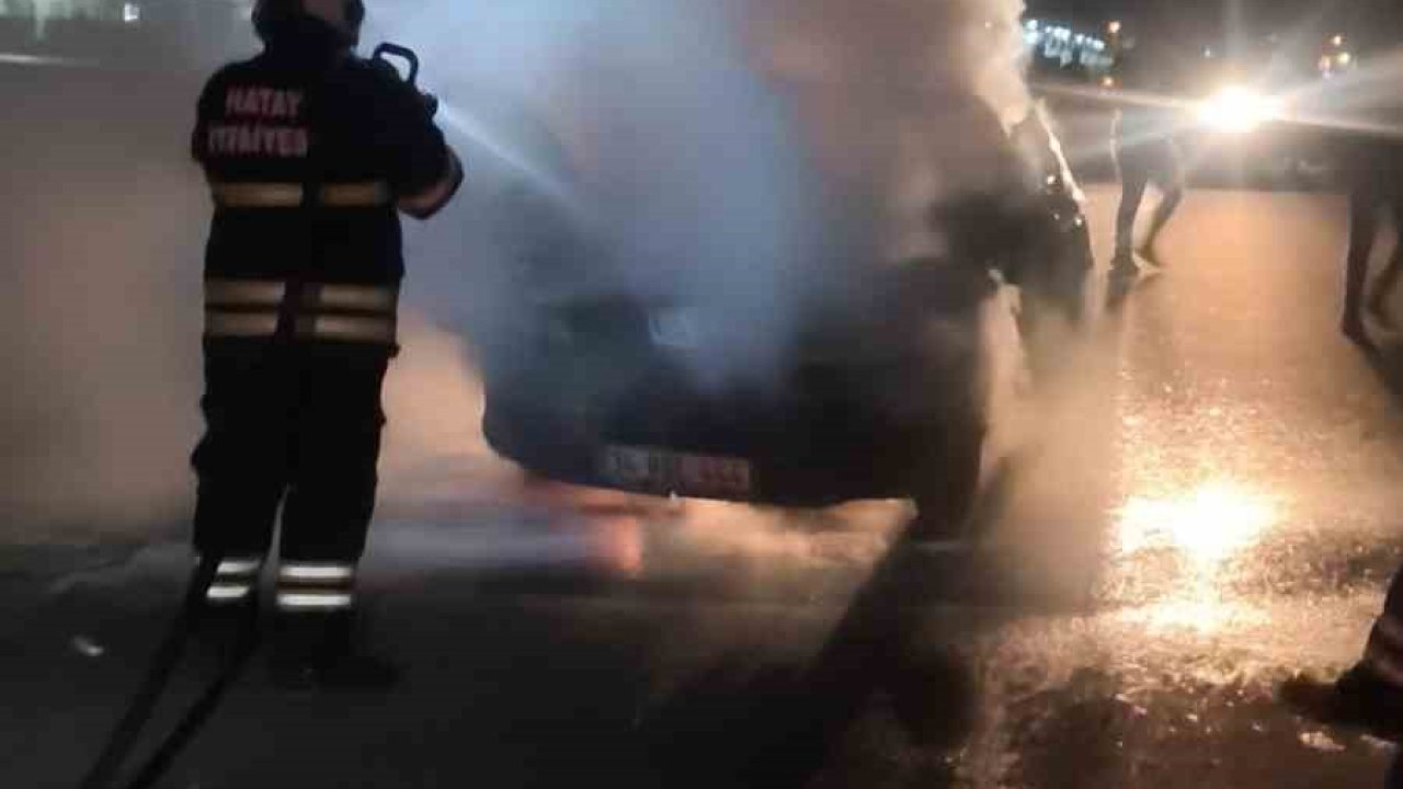 Antakya’da otomobil yandı