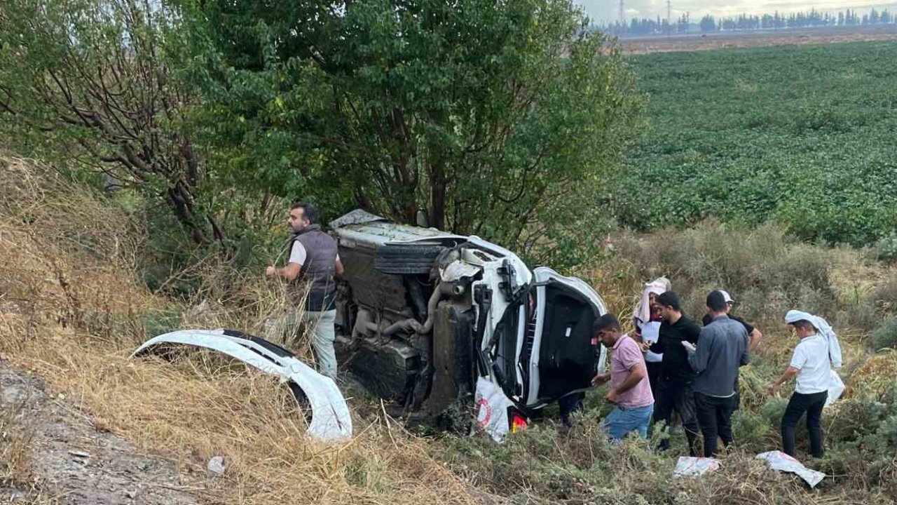 Takla atıp şarampole devrilen genç sürücü hayatını kaybetti