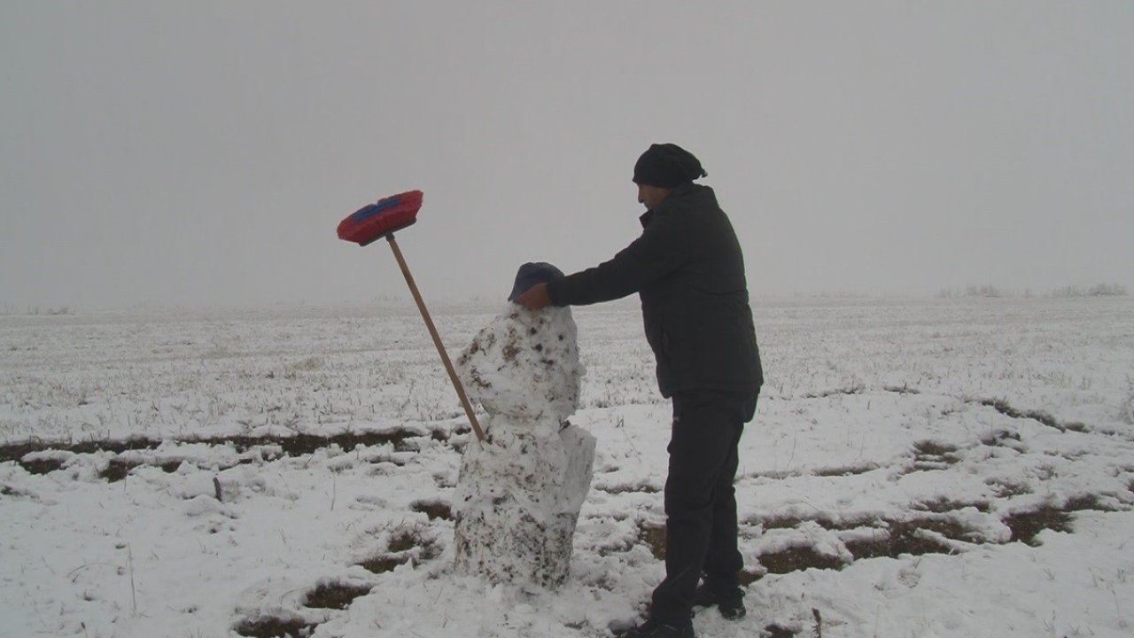Kars’a mevsimin ilk karı yağdı, vatandaşlar kardan adam yaptı