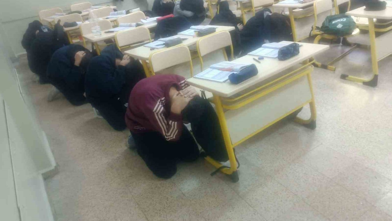 Lise öğrencilerine deprem tahliye tatbikatı