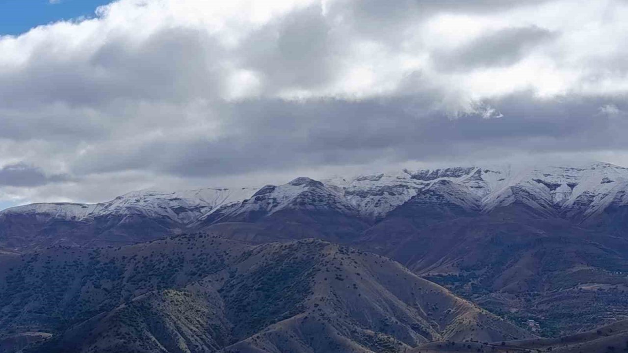 Malatya’da yüksek rakımlı bölgelere mevsimin ilk karı düştü