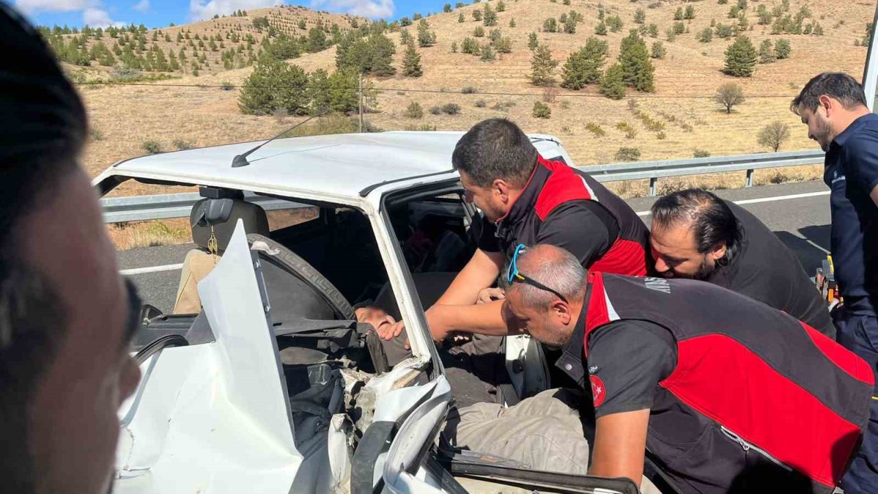 Otomobiller kafa kafaya çarpıştı: 1’i ağır, 4 yaralı