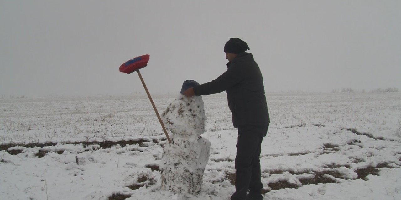 Kars'ta bu kışın ilk ''Kardan adamı'' yapıldı!
