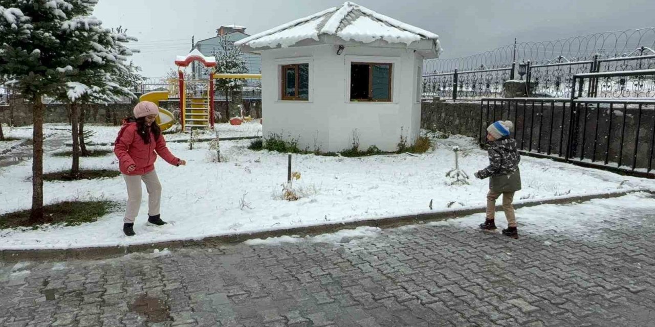 Sarıkamış’a mevsimin ilk karı yağdı
