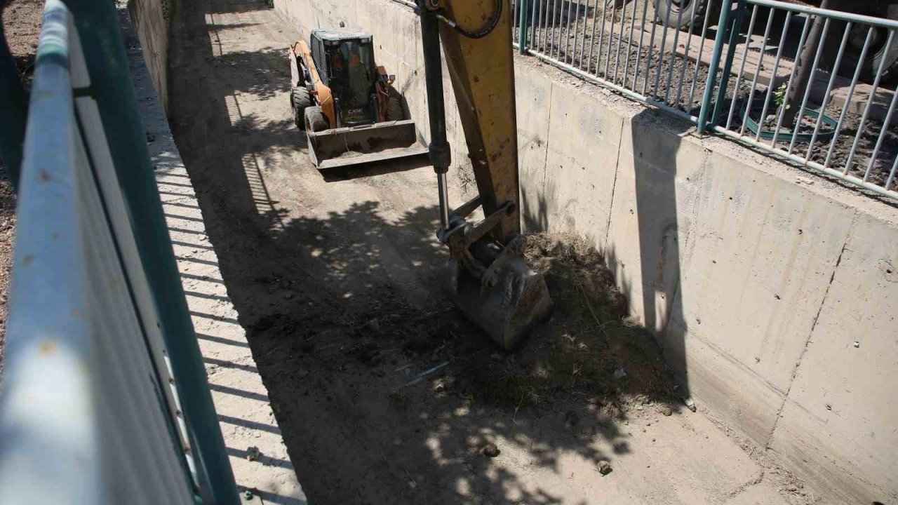 Melikgazi’de taşkın su kanalları temizleniyor
