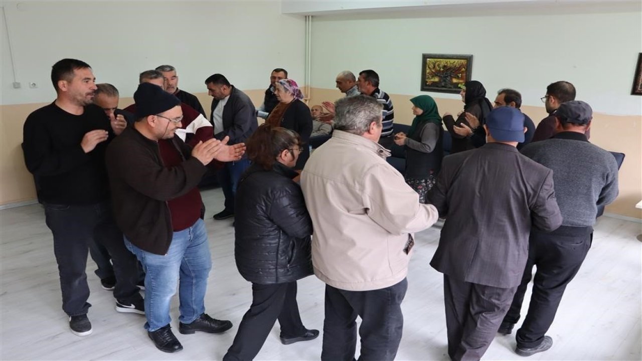 Sivas’ta Ruh Sağlığı Günü’nde halaylar çekildi