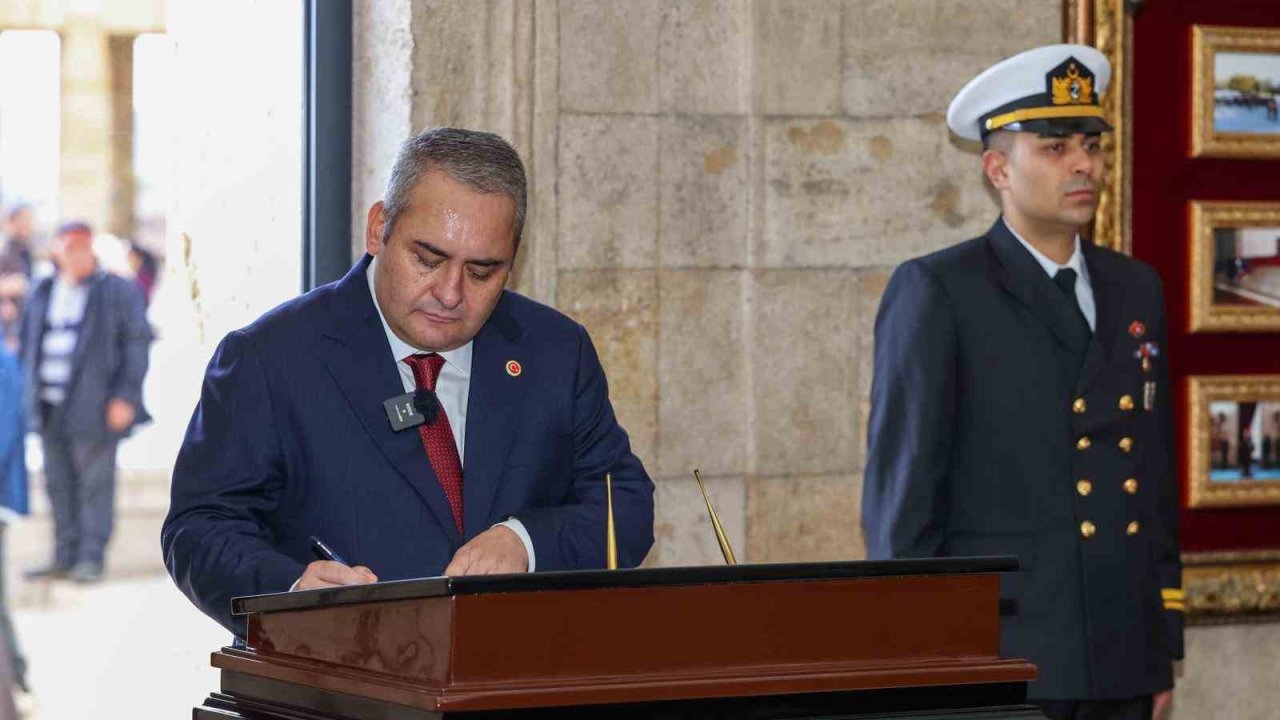 Ankara’nın Başkent oluşunun 102’nci yılında binlerce Keçiörenli Anıtkabir’i ziyaret etti