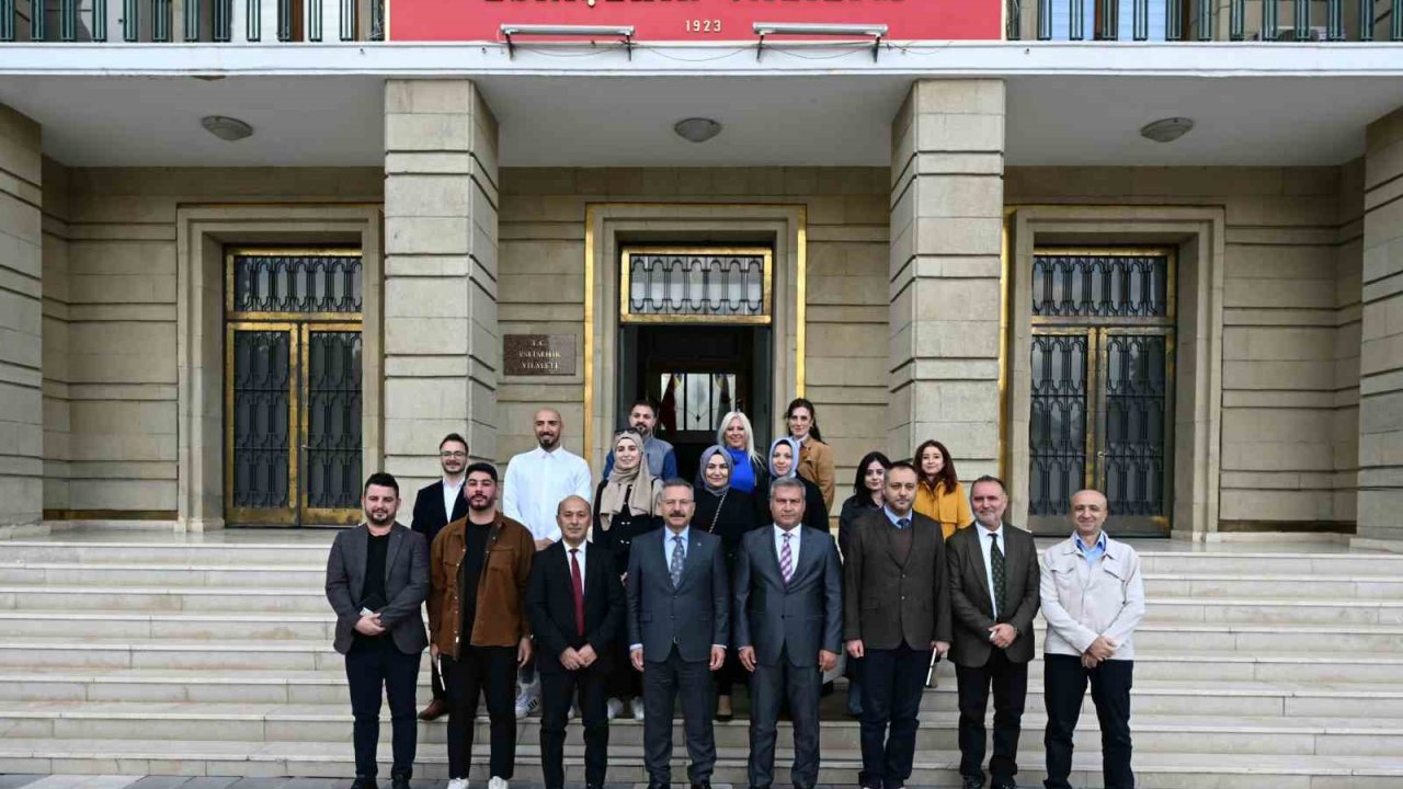 Hak kazanan gazetecilerin basın kartlarını Vali Aksoy teslim etti