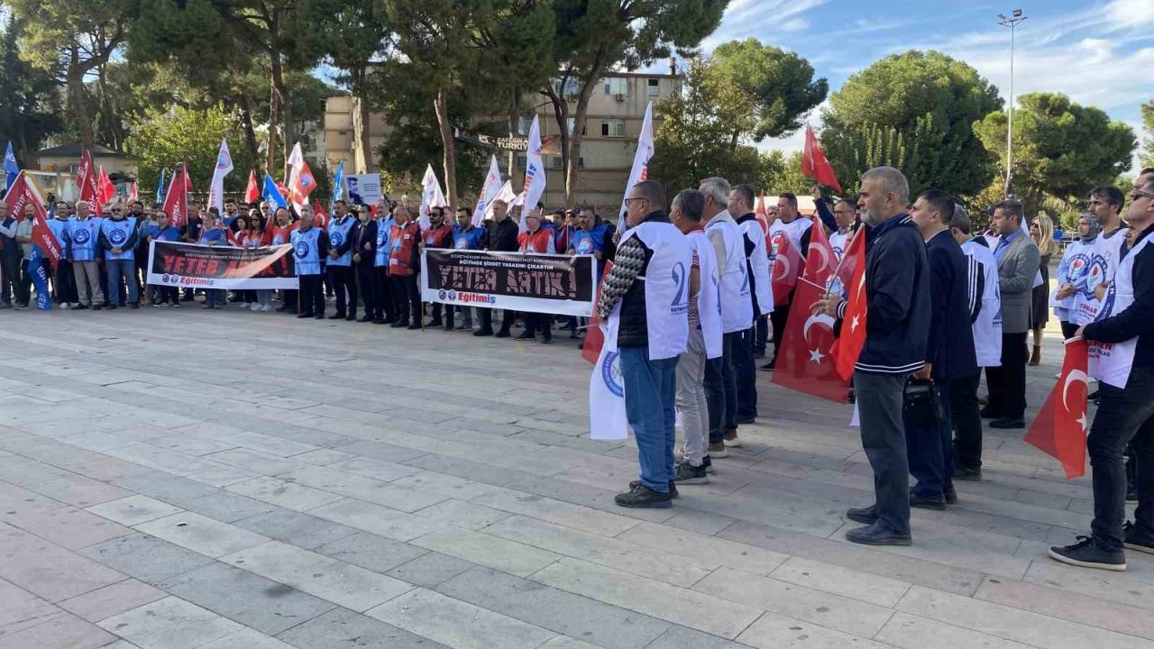 Öğrenci ve akrabalarından öğretmene çirkin saldırı