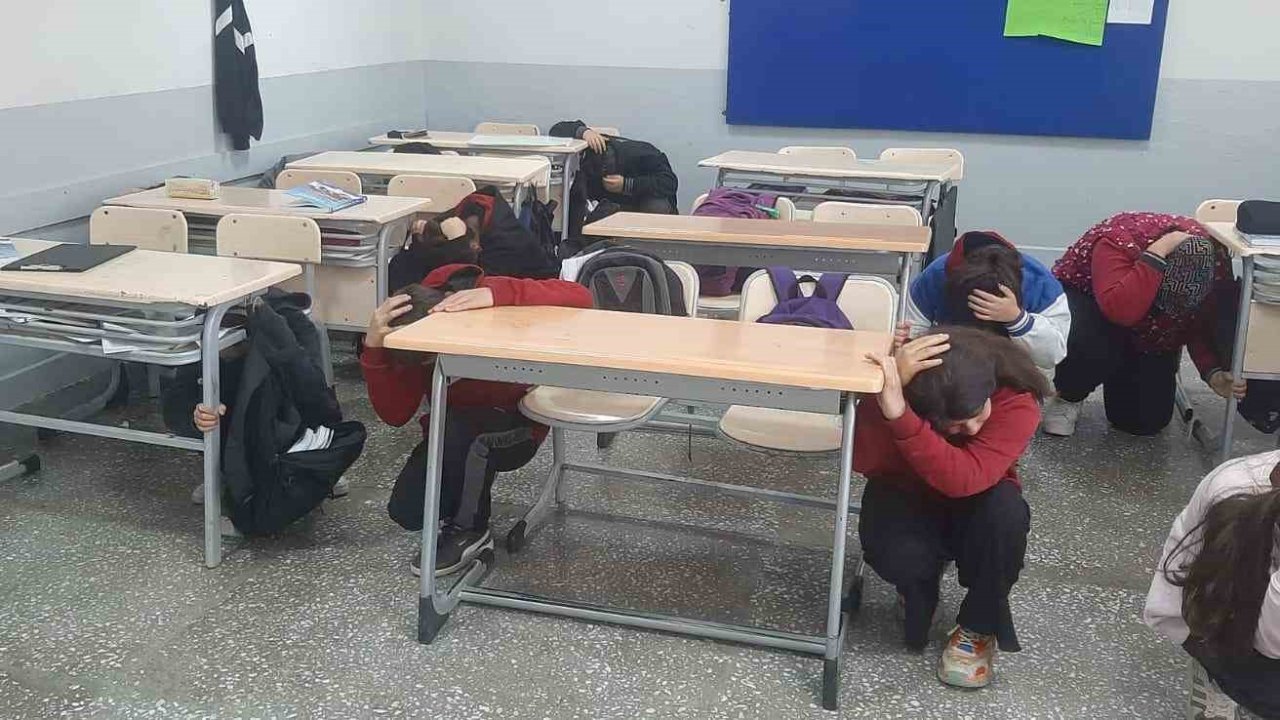 Denizli’de afetler ve dayanıklılık ayı etkinlikleri kapsamında okullarda eş zamanlı tatbikat yapıldı