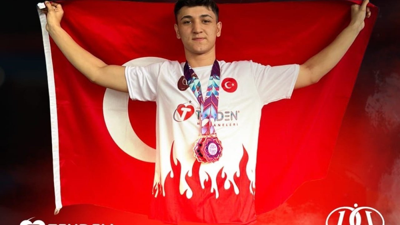 Denizlili Arda kick boksta Dünya 3.’sü oldu