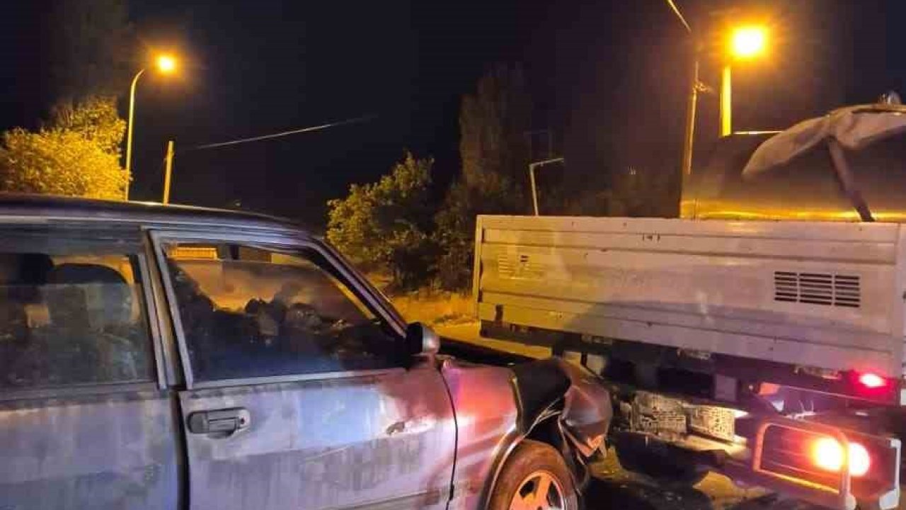 Otomobilin kamyonete çarptığı kazada 2 kişi yaralandı