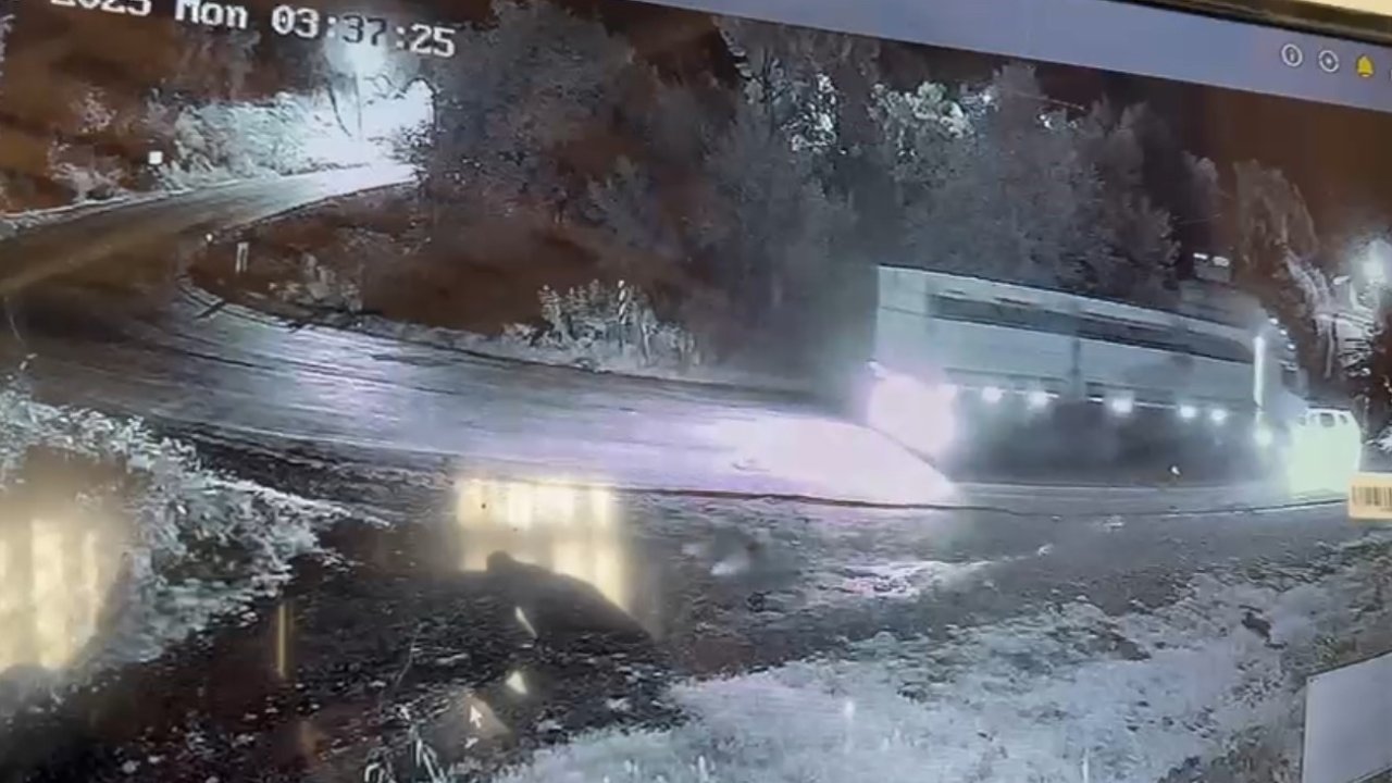 Şerit ihlali yapan kamyon kazaya neden oldu