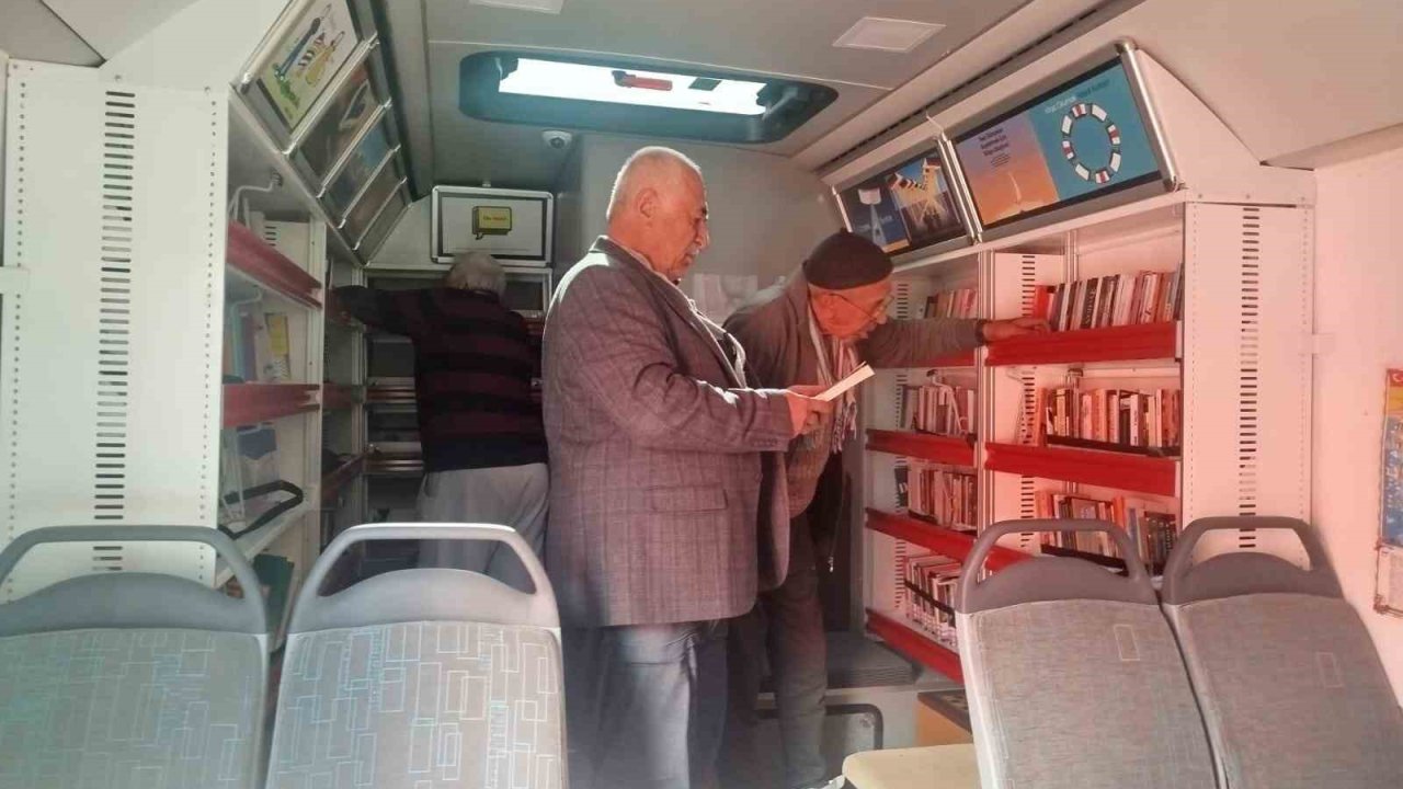 Bayburt’ta ‘Gezici Kütüphane’ huzurevi sakinleriyle buluşturuldu