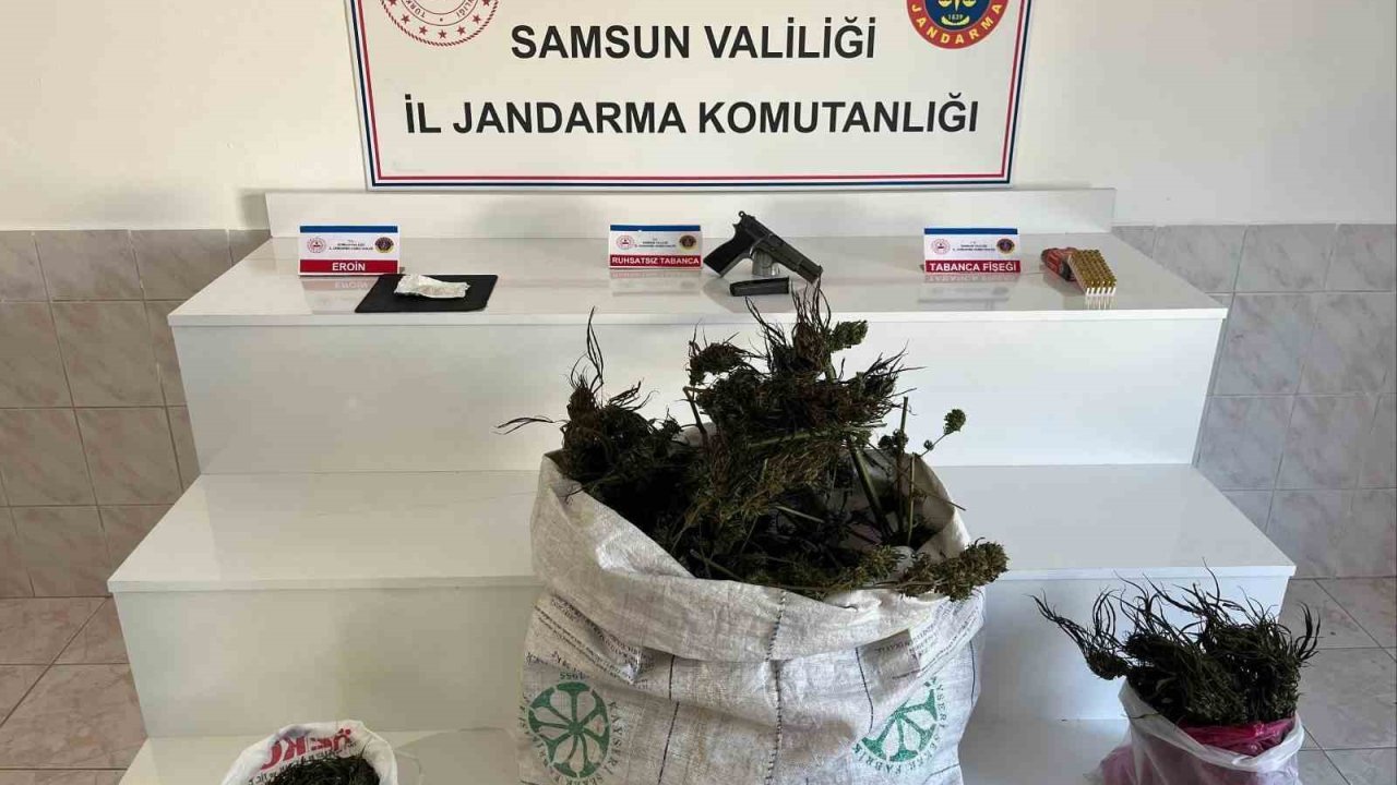 Samsun’da jandarmadan uyuşturucu operasyonu: İpe asılmış esrar ele geçirildi