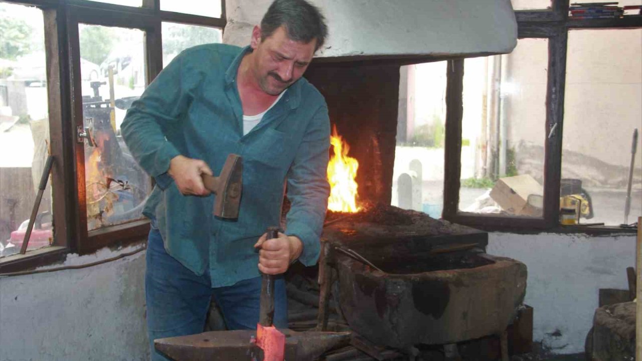 Babasının eline çırak olarak başladı, 38 yıldır ocak sönmesin diye çabalıyor