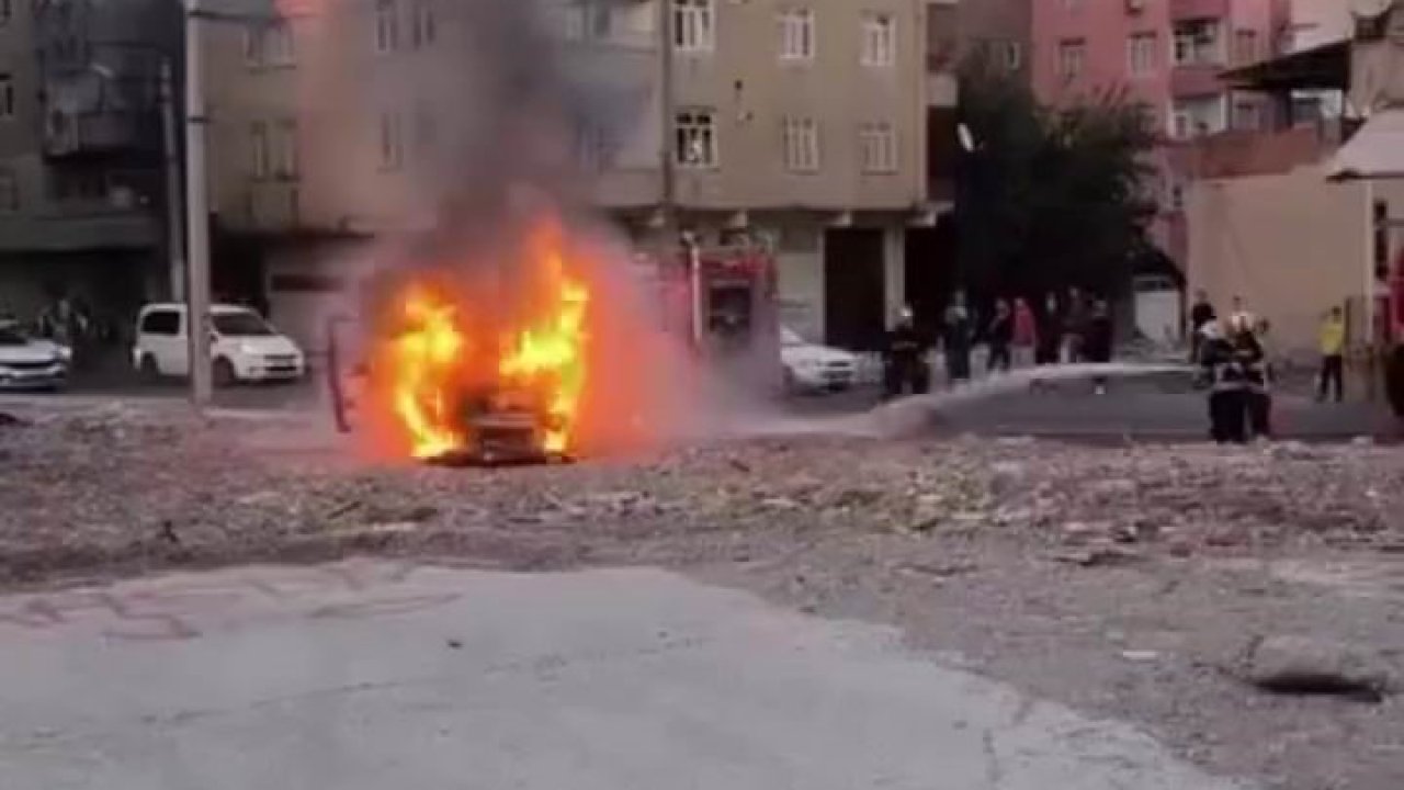 Diyarbakır’da seyir halindeki araç alev topuna döndü
