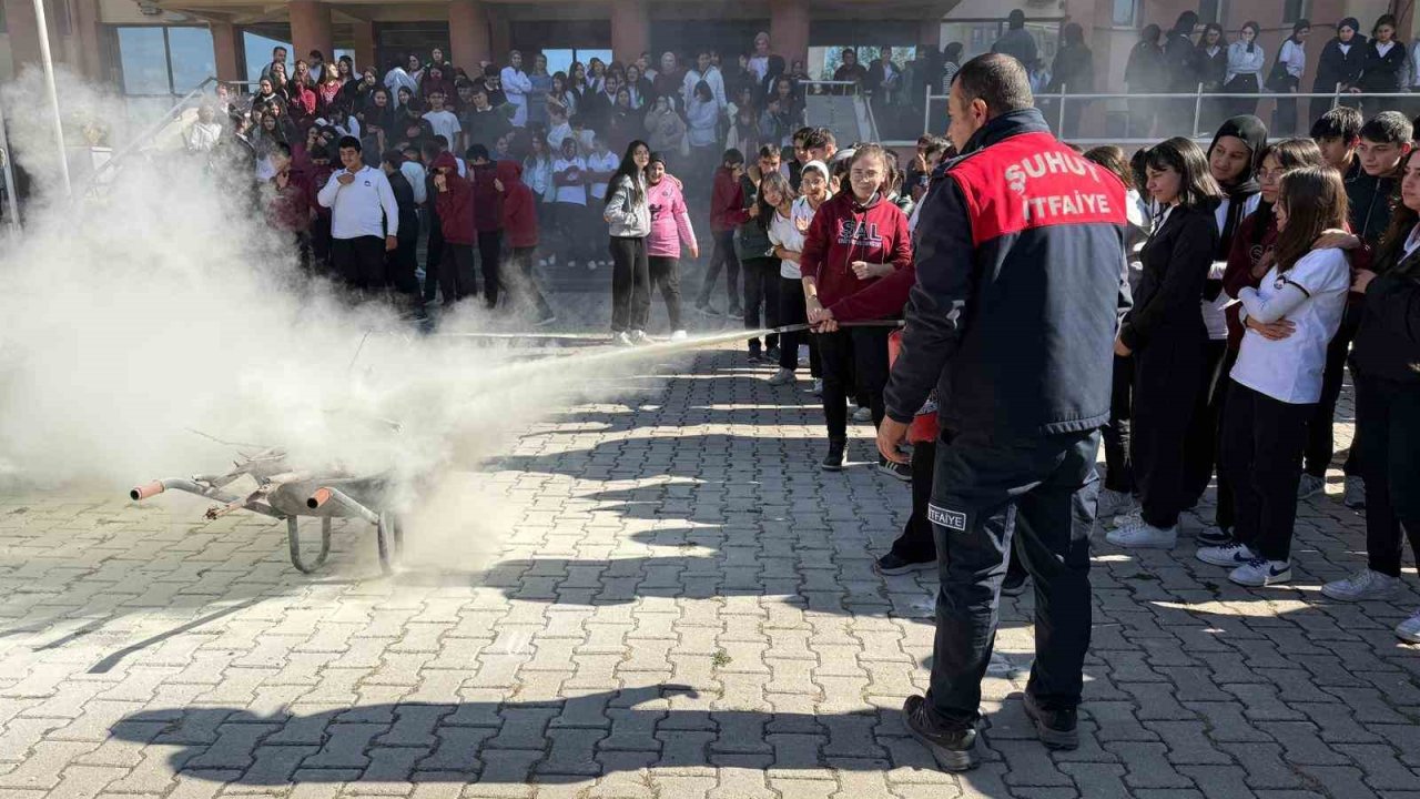 Okul bahçesinde yangın tatbikatı yapıldı